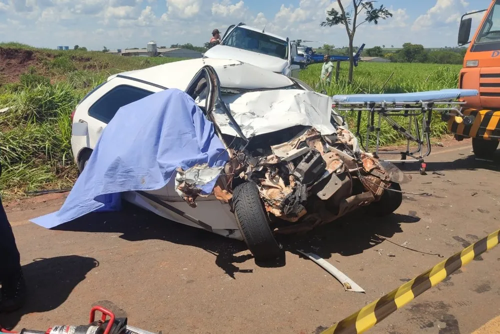Batida entre carro e caminhonete deixa dois mortos e quatro feridos no Paraná