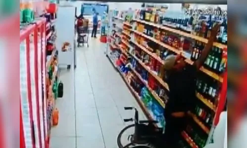 Homem levanta da cadeira de rodas e rouba whisky em supermercado de Foz do Iguaçu