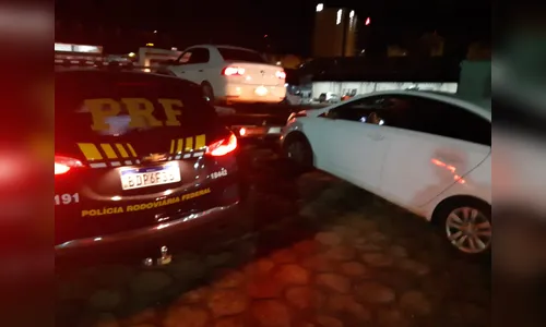 Dois veículos são apreendidos em Maringá com cigarros contrabandeados