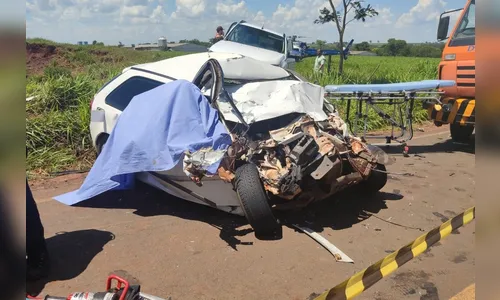 Batida entre carro e caminhonete deixa dois mortos e quatro feridos no Paraná