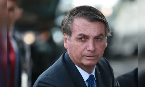 Bolsonaro desvia sobre conta de luz em igrejas e se irrita com menção a Queiroz