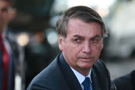 Bolsonaro desvia sobre conta de luz em igrejas e se irrita com menção a Queiroz