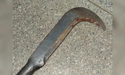 Homem armado com foice corre atrás de ex-mulher em Apucarana 