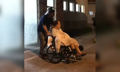 
						
							Tony Ramos deixa hospital de cadeira de rodas após diagnóstico
						
						