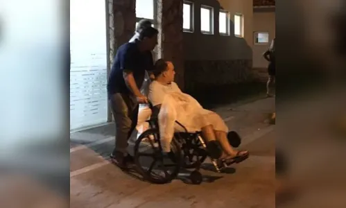 
							Tony Ramos deixa hospital de cadeira de rodas após diagnóstico
						
						