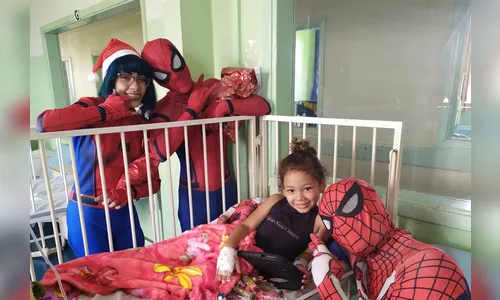 Voluntários fantasiados de “Homem-Aranha” visitam pediatria do Hospital Materno Infantil