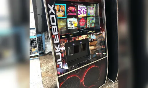 Ladrão entra pelo telhado de lanchonete e leva R$ 1 mil da máquina Jukebox