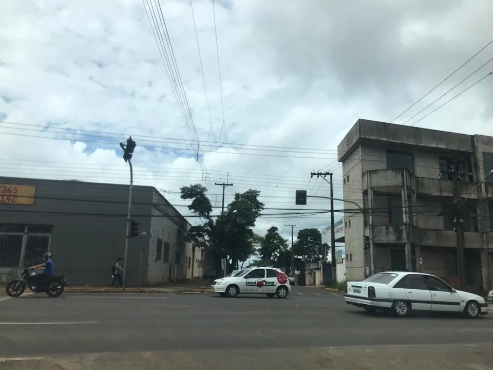 Semáforos em sistema de alerta na Rua Grande Alexandre e na Avenida Minas Gerais. Foto: Tribuna do Norte/Cindy Santos