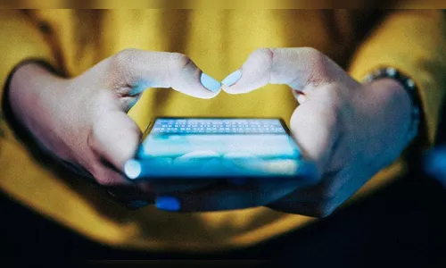 Homem atira na cabeça de amigo após descobrir que ex trocava nudes com ele