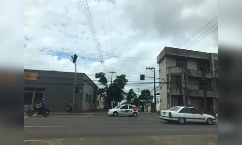 Semáforos em sistema de alerta complicam o tráfego de veículos na Avenida Minas Gerais, em Apucarana