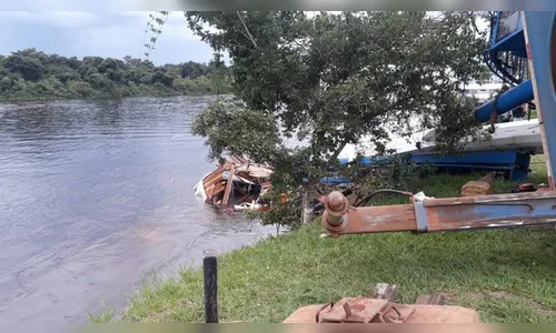 Caminhão guincho tomba e derruba barco; veja o vídeo