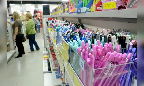 Pais devem ficar atentos com lista de material escolar, diz Procon