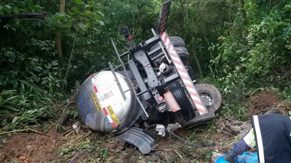 Motorista de caminhão-tanque morre ao cair em ribanceira em Guaratuba