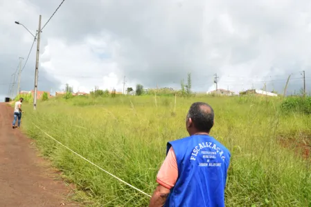 O prazo para providenciar a roçada e a limpeza dos terrenos é de 15 dias após a notificação. (Foto: Ivan Maldonado)