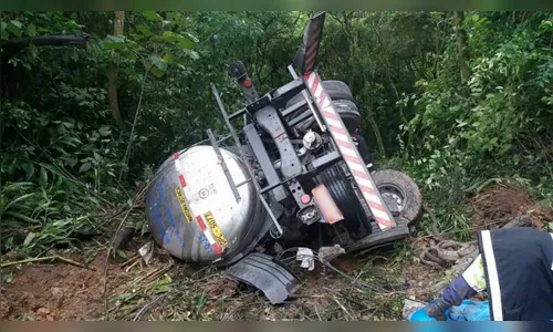 Motorista de caminhão-tanque morre ao cair em ribanceira em Guaratuba