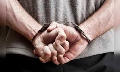 Homem desobedece ordem policial e agride PM com socos, em Arapongas