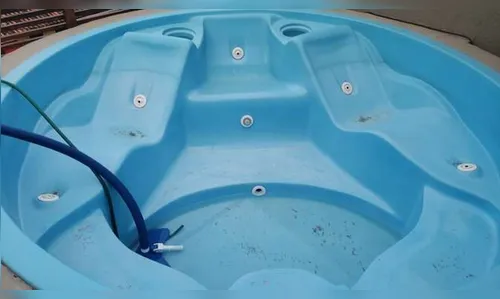 Pai conta como salvou filha de 11 anos que teve cabelo sugado em piscina