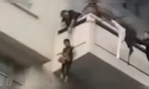 Avó pendura neto na varanda para resgatar gato; veja o vídeo