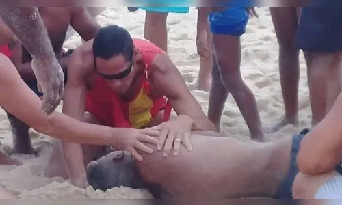 Adolescente soterrado após brincadeira na praia tem quadro estável