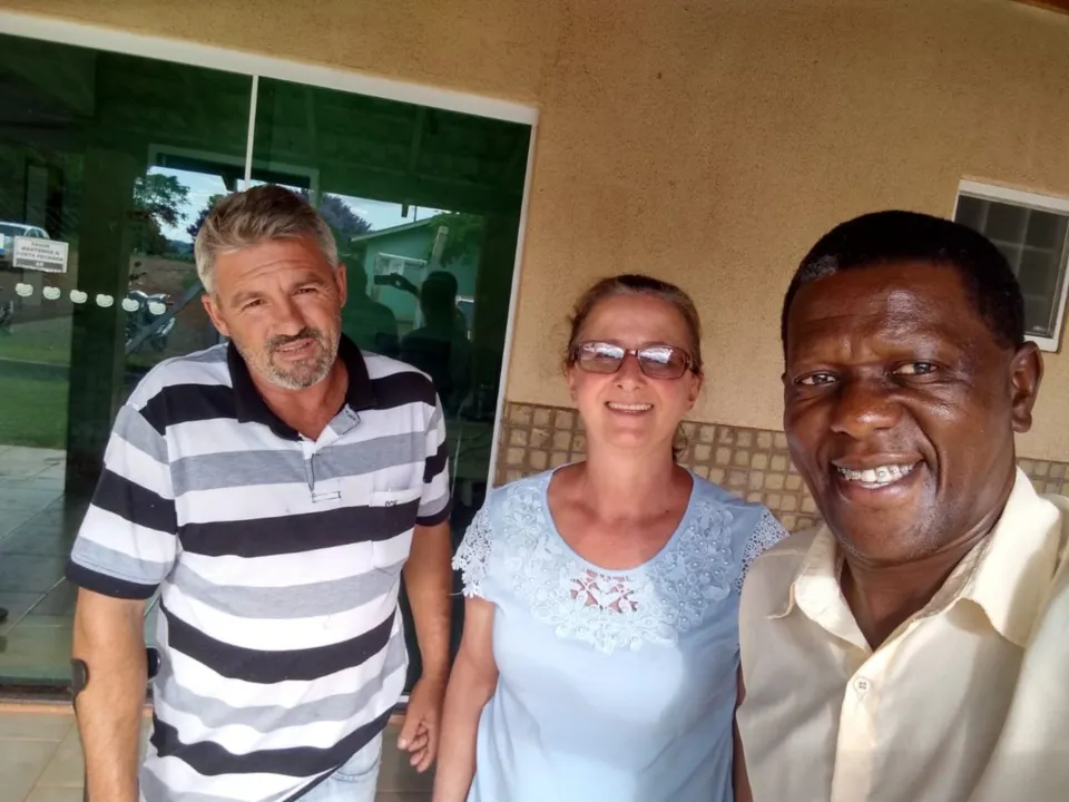Silvano Santos durante reunião com moradores do assentamento: Dirlete e Silvino