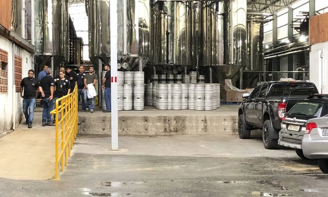 Polícia Civil esteve na sede da cervejaria na tarde desta quinta-feira. Foto: Uarlen Valerio/O Tempo / Agência O Globo