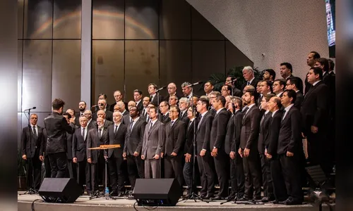 Igreja de Curitiba reúne 100 homens em coral e viraliza na internet; assista
