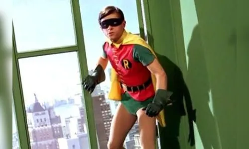 Intérprete de Robin nos anos 60 diz ter sido medicado para diminuir pênis