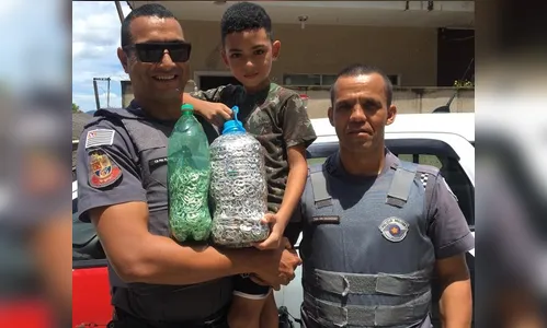 Menino junta mais de 2 quilos de lacres para conseguir cadeiras de rodas para deficientes