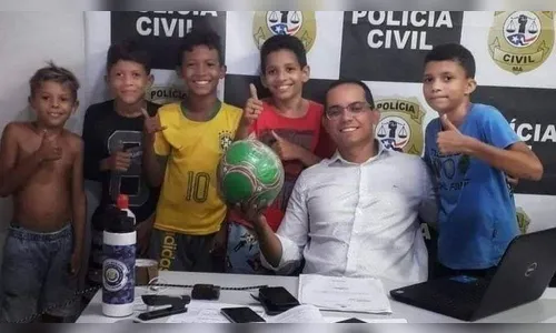 Crianças vão a delegacia denunciar vizinha que tomou a bola do grupo e ganham uma nova dos policiais