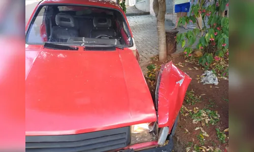 Menor tenta fugir com carro na marcha ré e causa colisão em São João do Ivaí