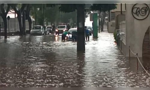 Apucarana registra pontos de alagamentos após chuva neste domingo