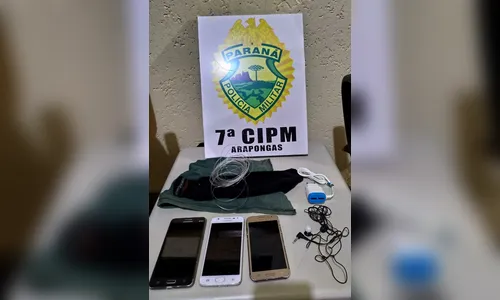 PM flagra homens que iriam arremessar celulares para dentro da cadeia de Arapongas