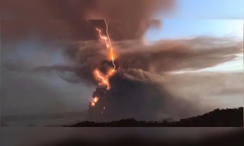 Erupção de vulcão obriga retirada de 8 mil nas Filipinas