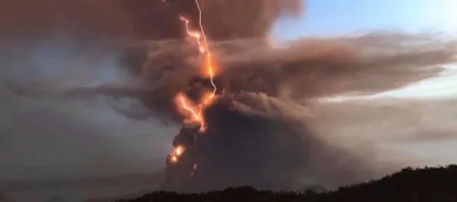 Erupção de vulcão obriga retirada de 8 mil nas Filipinas