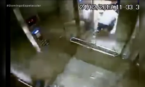 
							Vídeo mostra Victor Chaves agredindo ex-mulher grávida
						
						