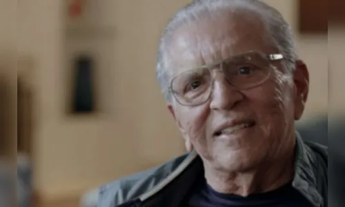 Carlos Alberto de Nóbrega é internado após tomar iogurte vencido sem perceber