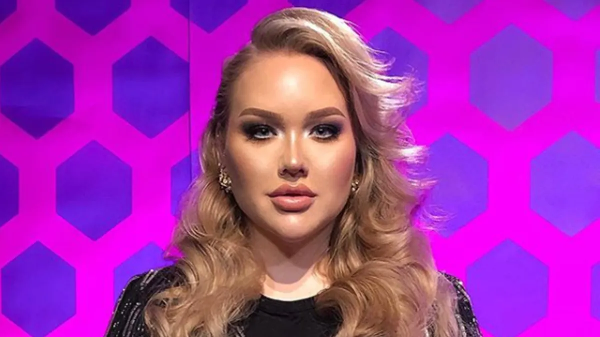 Youtuber de maquiagem revela ser transexual após ser chantageada