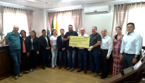 Vereadores fazem entrega simbólica do cheque ao prefeito