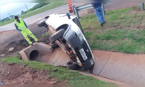 Carro capota na BR-376 em Mauá da Serra 