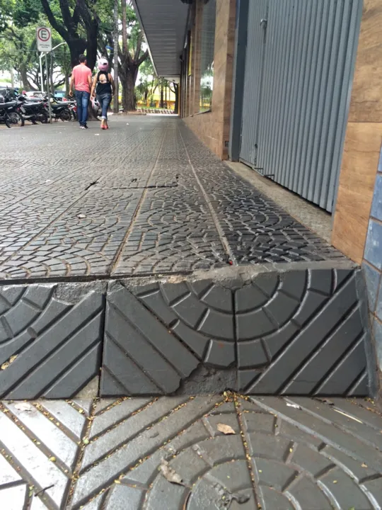Calçada da Avenida Laguna, na Vila Operária, em Maringá, onde mulher caiu e fraturou cotovelo (Lafayette Braz Deusdara Tourinho/Arquivo pessoal)