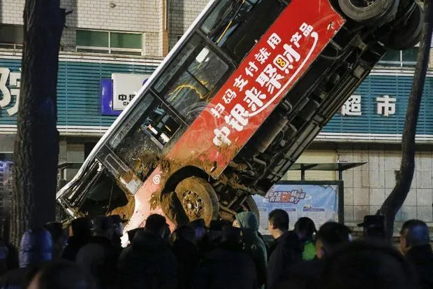 Buraco no asfalto engole ônibus na China e seis morrem