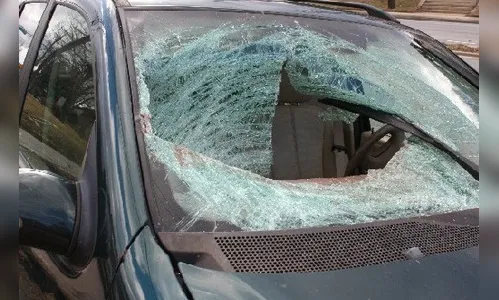 Em Ivaiporã, mulher agride e quebra vidros de carro do ex