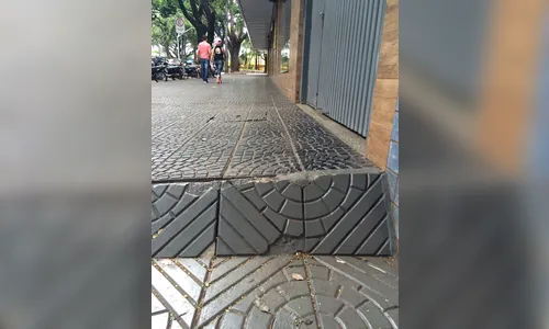 Prefeitura de Maringá é condenada a pagar R$ 5 mil a mulher que caiu em calçada