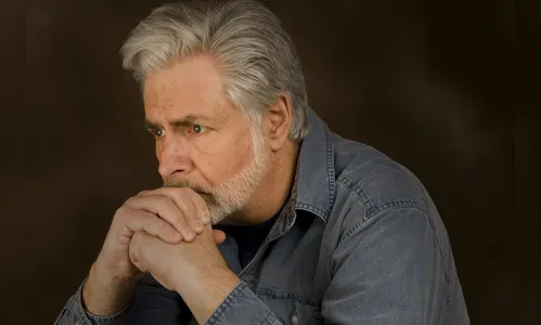 Autoexame dos testículos ajuda homem no diagnóstico precoce de câncer, orienta oncologista