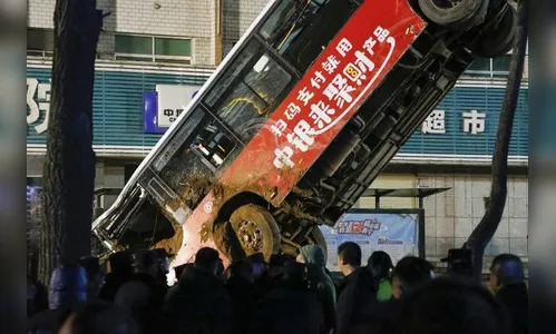 Buraco no asfalto engole ônibus na China e seis morrem