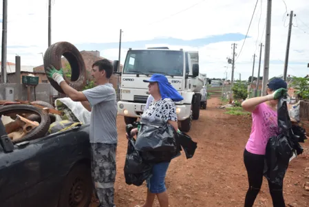 Além de recolher os materiais, a equipe está orientando e notificando os proprietários onde existem problemas e situações que podem ser favoráveis a proliferação do mosquito da dengue. (Fotos: Ivan Maldonado)