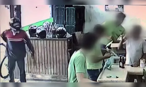 Bandido desiste de cometer assalto após ser ignorado por funcionários e clientes de supermercado  