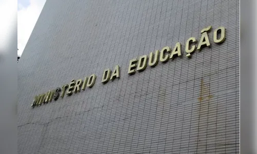 MEC cria comissão que fará levantamento de livros didáticos a serem descartados