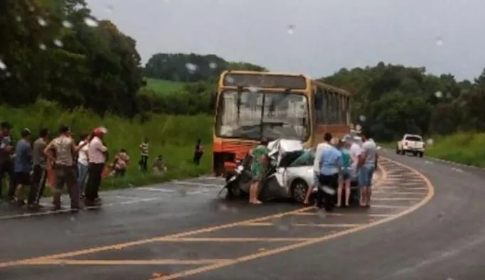 Carro roda na pista e batida contra ônibus deixa cinco mortos na BR-277