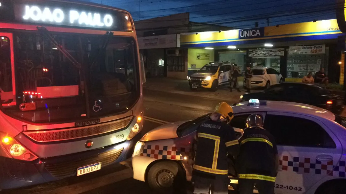 Vídeo mostra acidente envolvendo táxi em Apucarana; assista